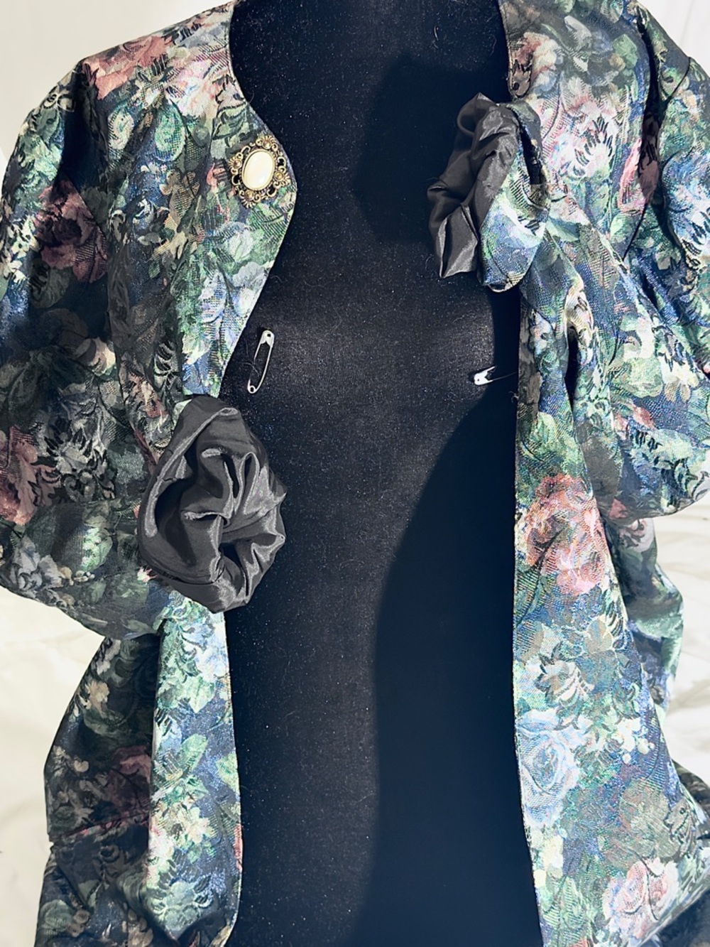 • vintage floral tapestry brocade blazer • - Picture 2 of 5